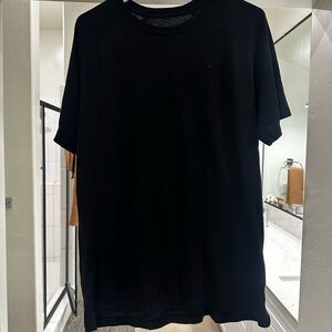 alo Yoga men’s large Triumph T shirt, BLACK